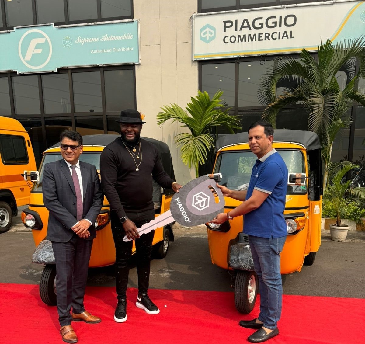 📢 Supreme Automobile is proud to welcome a new client, Congolese boxer Martin Bakole, who has joined the Supreme Automobile family by acquiring Piaggio three-wheeler 🛺.